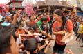 Ratusan Warga Berebut Angpao di Klenteng Tien Kok Sie Solo