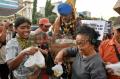 Aksi Anggota Pomad Bagi-Bagi Nasi Bungkus