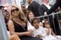 Pose Mariah Carey Saat Raih Walk of Fame Diganggu Anaknya