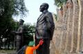 Bersihkan Patung Proklamator  Jelang Peringatan HUT RI ke-70