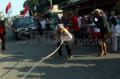 Lomba Tarik Mobil di Palembang