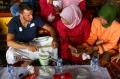 Peserta Tour de Singkarak Ikuti Tradisi Makan Bajamba