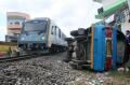 Angkot Tertabrak Kereta di Medan, 10 Orang Luka