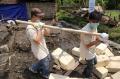 Mahasiswa Bantu Bangun Rumah dan Fasilitas Sanitasi di Desa Tertinggal