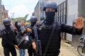 Densus 88 Geledah Rumah Terduga Teroris di Bandung