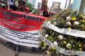 Bawa Karangan Bunga, AktivisDesak KPK Periksa Surya Paloh