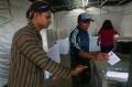 Berbaju Lurik dan Blangkon, Petugas TPS Layani Pemilih di Salatiga