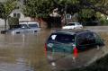 Puluhan Mobil Terendam Banjir di California
