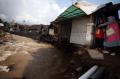Warga Mulai Bersihkan Rumah Pasca Banjir di Ciwidey