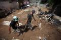 Warga Mulai Bersihkan Rumah Pasca Banjir di Ciwidey