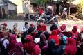 Gedung Sekolah Disegel, Ratusan Siswa SD Belajar di Pinggir Jalan