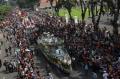 Ribuan Warga Tumpah Ruah Saksikan Parade Bunga dan Budaya di Surabaya