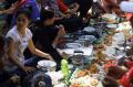 Makan Bersama dalam Tradisi Nyadran di Sendang Gede Pudak Payung