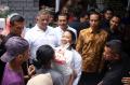 Presiden Jokowi Bagikan Sembako Gratis di Penjaringan Jakarta Utara