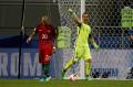 Aksi Claudio Bravo Gagalkan Tiga Tendangan Penalti Portugal