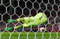 Aksi Claudio Bravo Gagalkan Tiga Tendangan Penalti Portugal
