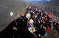 Ribuan Wisatawan Saksikan Upacara Yadnya Kasada di Gunung Bromo