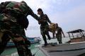 Personel TNI Berikan Layanan Kesehatan di Pulau Tunda