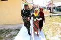Personel TNI Berikan Layanan Kesehatan di Pulau Tunda