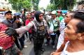 Ribuan Buruh dan Sopir Angkot Demo di Surabaya