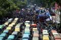 Ribuan Buruh dan Sopir Angkot Demo di Surabaya