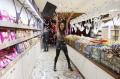 Femen Toples di Toko Perusahaan Roshen saat Black Friday