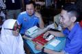 Indomaret Serahkan Bantuan Kacamata kepada Siswa SD di Bogor