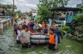 Banjir Pekalongan, Petugas Evakuasi Warga