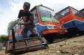 Pemotongan Bangkai Metromini di Pulogebang