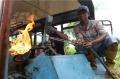 Pemotongan Bangkai Metromini di Pulogebang