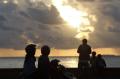 Menikmati Sunset di Pantai Taplau Padang