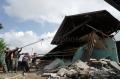Petugas dan Warga Bersihkan Puing Bangunan Hancur Pasca Gempa Banjarnegara