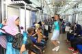 Fashion Show di Atas KRL Commuter Line