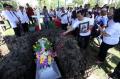 Suasana Haru Iringi Pemakaman Korban Bom Surabaya