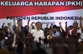 Presiden Jokowi Serahkan Bantuan Sosial PKH di Garut