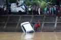 Mobil Tercebur ke Banjir Kanal Bandar Bakali, Satu Penumpang Hanyut