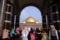 Mengintip Megahnya Masjid Dian Al Mahri atau Masjid Kubah Emas