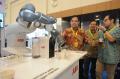 Robot YuMi Sajikan Kopi di Indonesia Industrial Summit