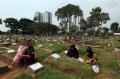 Jelang Ramadhan, Warga Jakarta Berziarah Kubur