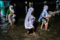 Genangan Air Rob Tak Surutkan Warga Demak Beribadah Ramadhan