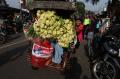 Penjual Bunga dan Kulit Ketupat di Pasar Kordon Bandung Ramai Pembeli