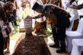 SBY Ziarah ke Makam Ani Yudhoyono