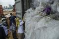 Petugas Gabungan Tahan 65 Kontainer Limbah Plastik di Batam