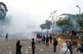 Polisi Tembakkan Gas Air Mata Bubarkan Massa Pendemo di Depan DPR