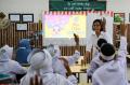 Menkeu Sri Mulyani Mengajar di SDN Kenari 1 Jakarta
