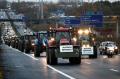Petani Prancis Bawa Traktor Saat Unjuk Rasa Protes Kebijakan Pertanian