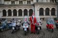 Sinterklas Naik Vespa Keliling Kota Sofia Bulgaria