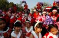 Gajah Bagikan Kado Natal untuk Siswa di Thailand