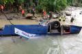 Tim Gabungan Evakuasi Bus Masuk Jurang di Pagaralam