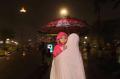 Meski Hujan, Warga Tetap Antusias Rayakan Malam Tahun Baru di Monas